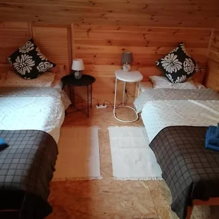 Klimatyczny W Lesie Przy Jeziorze Сasa de vacaciones *