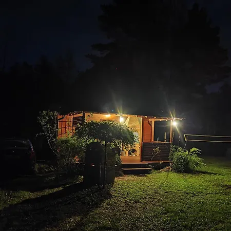 Dom wakacyjny Klimatyczny W Lesie Przy Jeziorze *