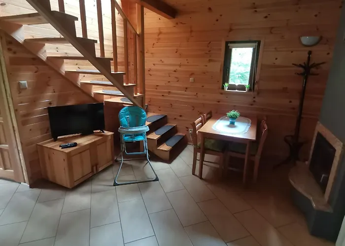 Klimatyczny W Lesie Przy Jeziorze